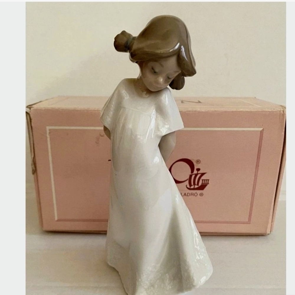 Vintage NAO Lladro Figurine 01109 Camison Ruborosa "So Shy" In Original box